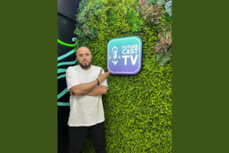 Na era da voz, a Future Cast TV revela como o áudio se tornou o novo protagonista da comunicação digital.