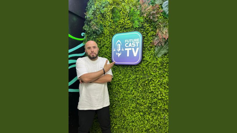 Na era da voz, a Future Cast TV revela como o áudio se tornou o novo protagonista da comunicação digital.