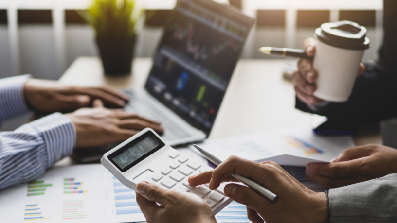 Descubra com Rodrigo Balassiano estratégias essenciais de cibersegurança para fundos digitais em ambientes regulados.