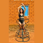 Non Stop traz Alessandra Araújo em destaque com uma releitura poderosa e sofisticada do vestido de Demi Moore.