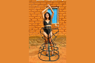 Non Stop traz Alessandra Araújo em destaque com uma releitura poderosa e sofisticada do vestido de Demi Moore.