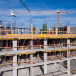 A industrialização na construção civil impulsiona a eficiência com o uso de painéis e mini-painéis de concreto em empreendimentos verticais.