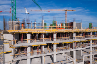 A industrialização na construção civil impulsiona a eficiência com o uso de painéis e mini-painéis de concreto em empreendimentos verticais.