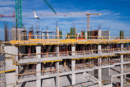 A industrialização na construção civil impulsiona a eficiência com o uso de painéis e mini-painéis de concreto em empreendimentos verticais.