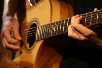 A popularidade do violão se explica pela versatilidade e conexão emocional, comenta Marcio Andre Savi.