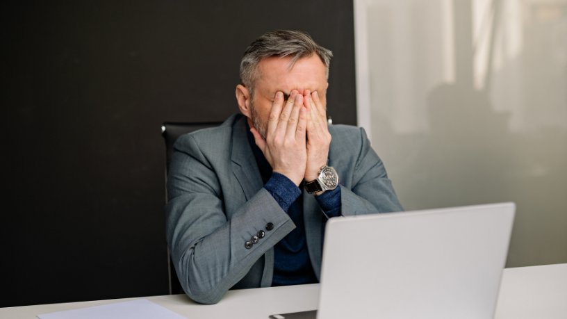 Descubra como o excesso de opções afeta o raciocínio e a clareza mental em momentos críticos, na análise de Alexandre Costa Pedrosa sobre decisões sob pressão.