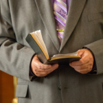 O ativismo pastoral pode esvaziar a missão quando falta profundidade espiritual e discernimento. Jose Eduardo De Oliveira e Silva alerta para o risco de agir muito e rezar pouco.