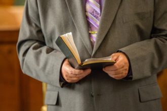 O ativismo pastoral pode esvaziar a missão quando falta profundidade espiritual e discernimento. Jose Eduardo De Oliveira e Silva alerta para o risco de agir muito e rezar pouco.